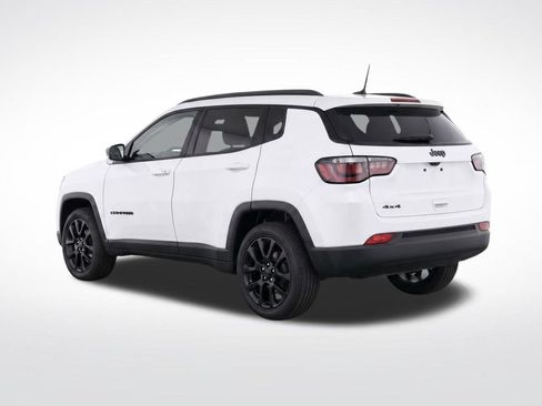 Used 2026 Jeep Compass Latitude w/ Sun and Sound Group AWD/4WD image 9
