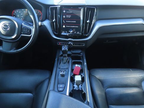 Used 2018 Volvo XC60 T5 Momentum w/ Vision Package image 7