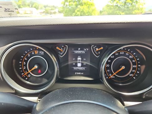 Used 2023 Jeep Gladiator Sport AWD/4WD image 16
