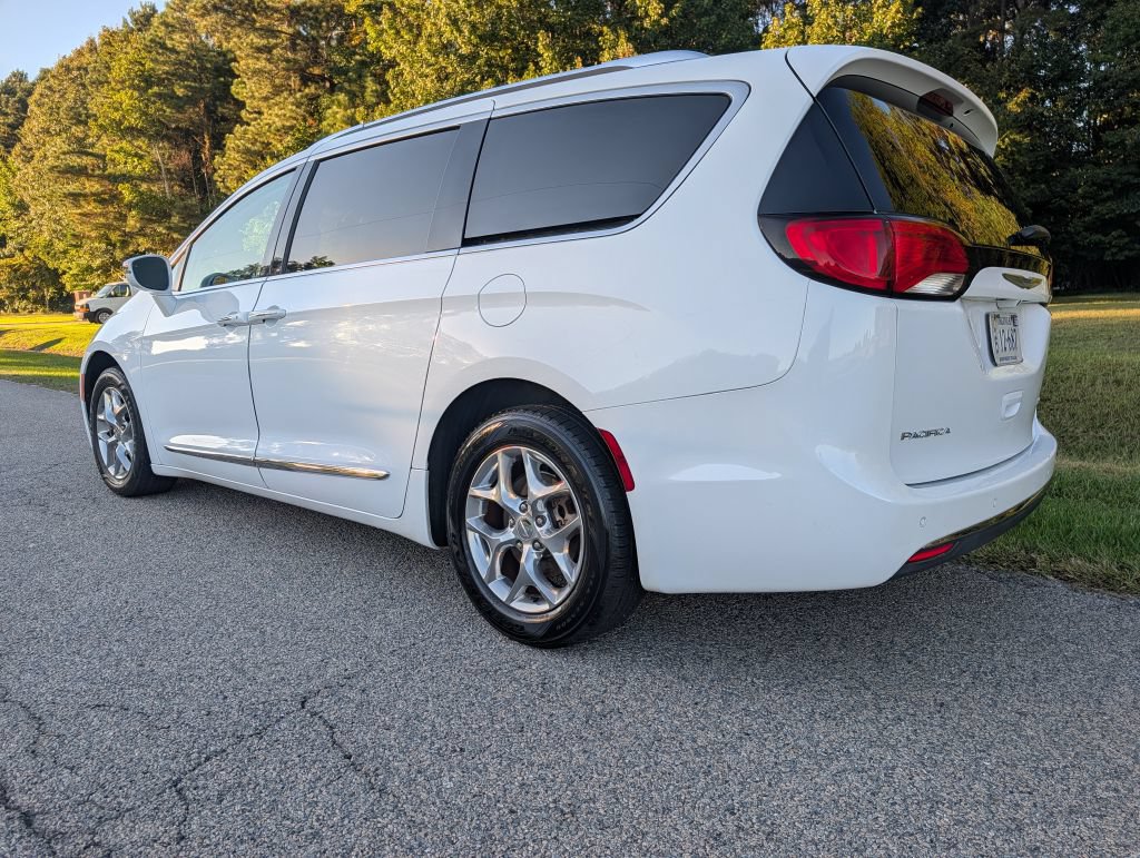 Used 2018 Chrysler Pacifica Limited FWD image 3