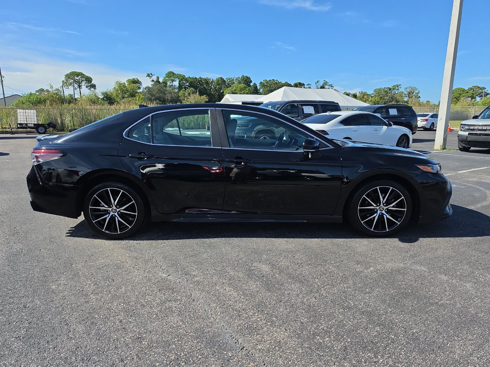 Used 2021 Toyota Camry SE FWD image 3