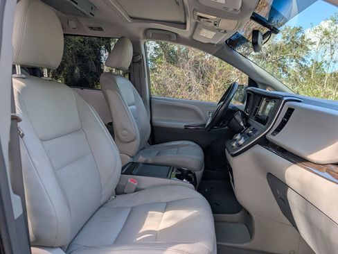 Used 2017 Toyota Sienna XLE image 14