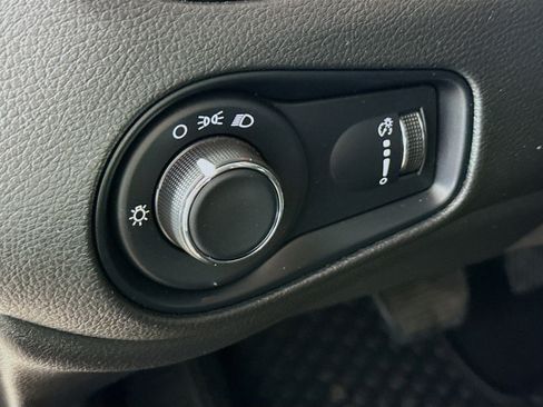 Used 2023 Jeep Renegade Latitude AWD/4WD image 9