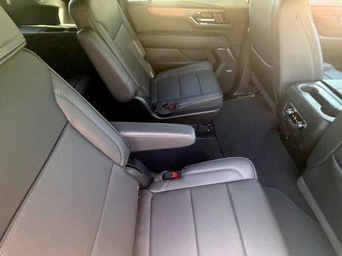 Used 2025 GMC Yukon XL Denali AWD/4WD image 13
