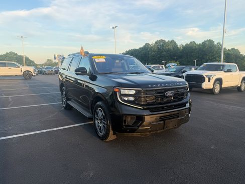 Certified 2025 Ford Expedition Active AWD/4WD image 4