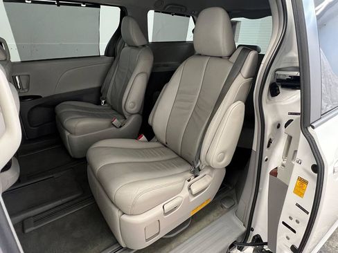 Used 2014 Toyota Sienna XLE w/ Entertainment Package AWD/4WD image 9