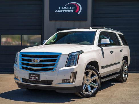 Used 2017 Cadillac Escalade Luxury AWD/4WD image 3