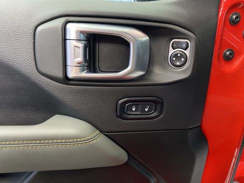 Certified 2024 Jeep Gladiator Mojave w/ Technology Group image 12