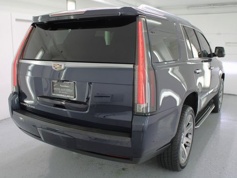 Used 2018 Cadillac Escalade Luxury image 9