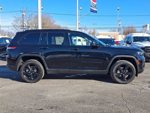 Used 2023 Jeep Grand Cherokee Altitude image 8
