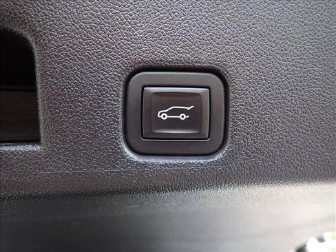 Used 2025 Chevrolet Traverse LT AWD/4WD image 9