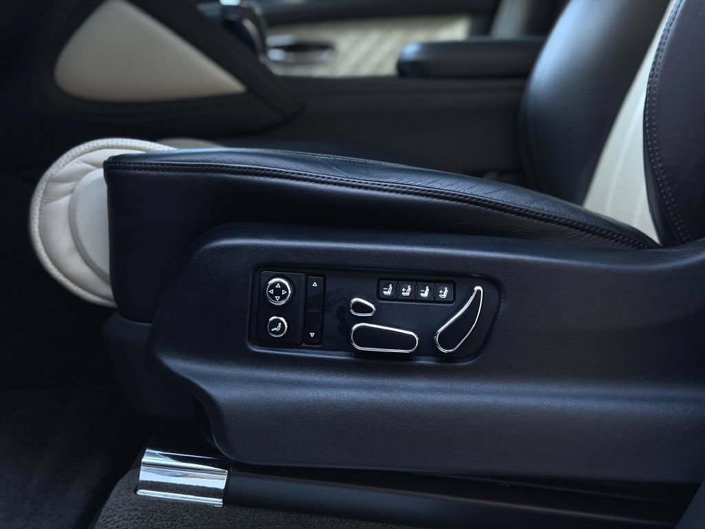 Used 2021 Bentley Bentayga AWD/4WD image 12