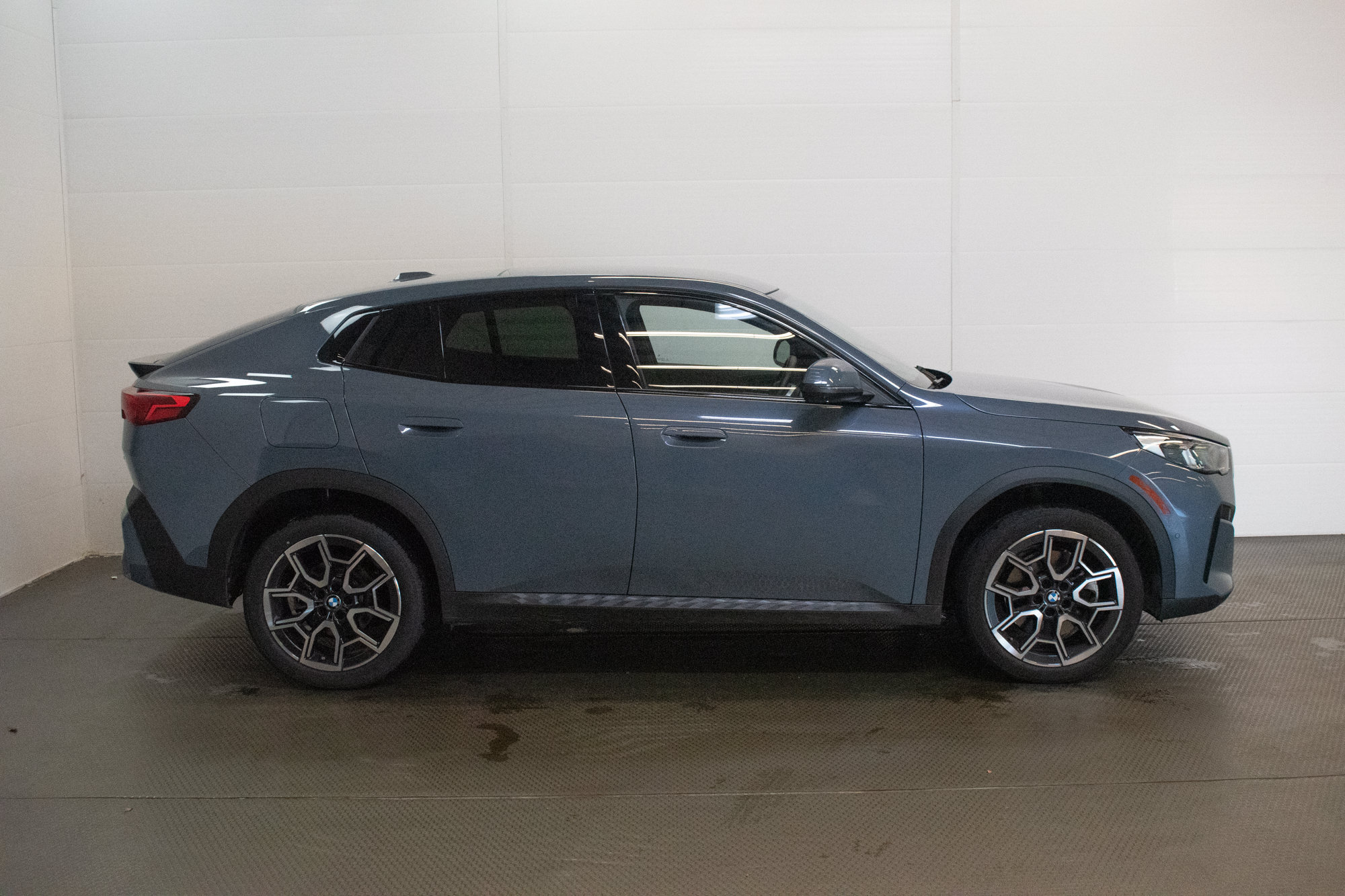 Used 2026 BMW X2 xDrive28i AWD/4WD image 3
