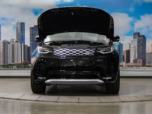 Certified 2025 Land Rover Discovery Metropolitan Edition image 4