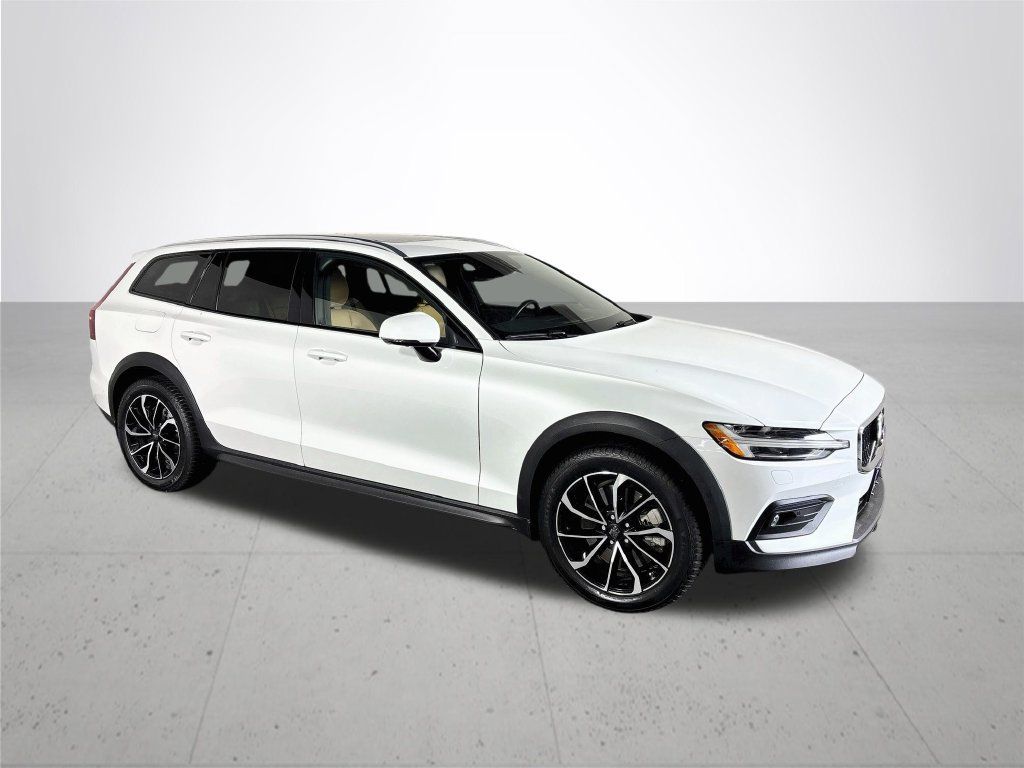 Used 2020 Volvo V60 T5 Cross Country AWD/4WD image 4