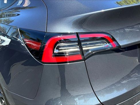 Used 2022 Tesla Model Y Long Range AWD/4WD image 22