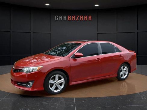 Used 2014 Toyota Camry SE w/ Moonroof Package image 2