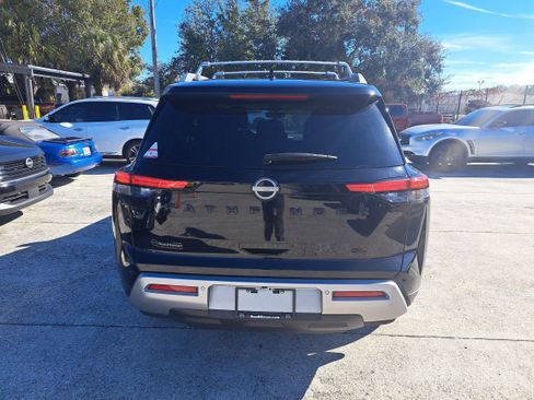 Certified 2023 Nissan Pathfinder SL w/ Black Appearance Package image 5