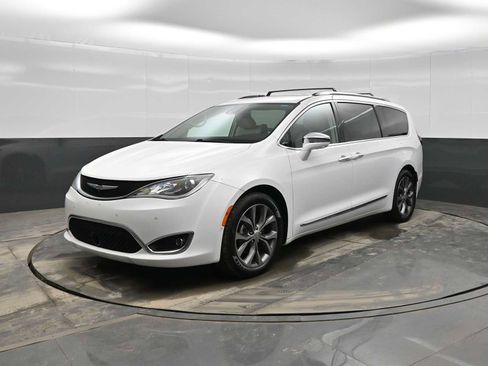 Used 2017 Chrysler Pacifica Limited w/ UConnect Theater Package image 4