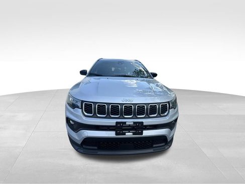 Used 2024 Jeep Compass Latitude AWD/4WD image 2