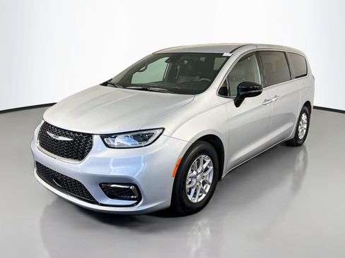 Used 2026 Chrysler Pacifica Select FWD image 4