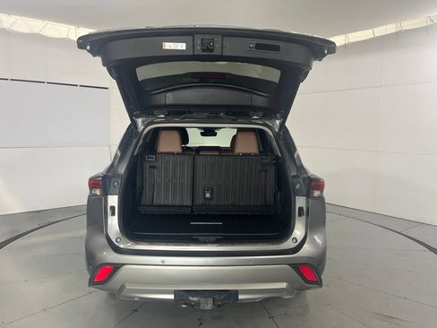 Used 2025 Toyota Highlander Limited AWD/4WD image 12