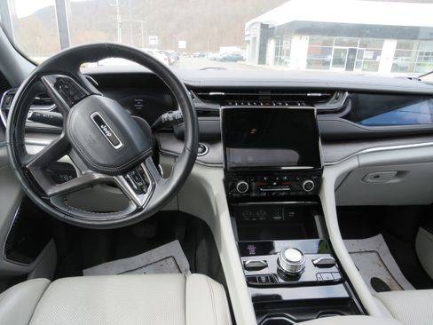 Used 2023 Jeep Grand Cherokee Overland w/ Adv Protech Group III image 10