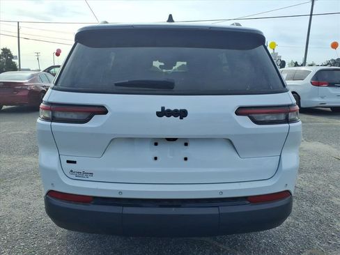 Used 2023 Jeep Grand Cherokee L Laredo image 3