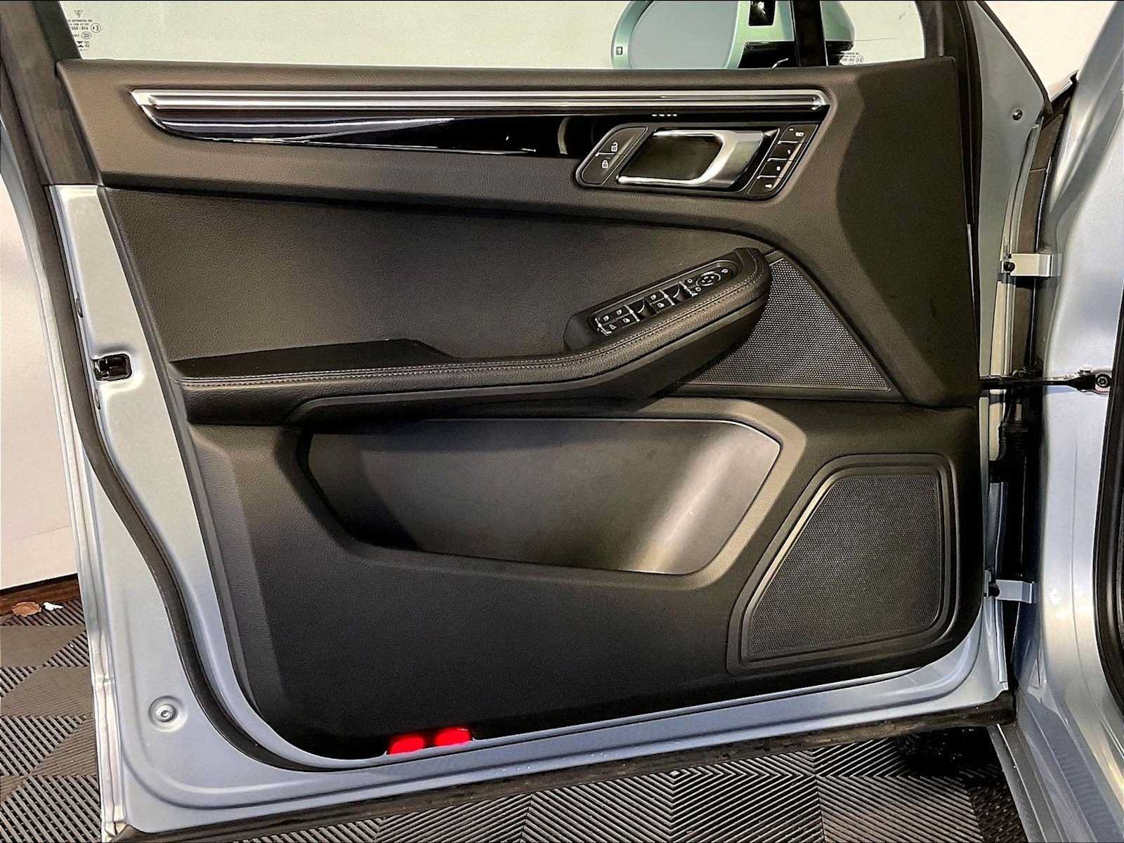 Certified 2023 Porsche Macan AWD/4WD image 25