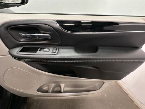 Used 2020 Dodge Grand Caravan SXT image 21