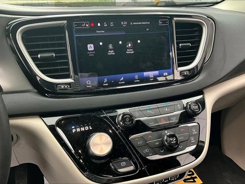 Used 2023 Chrysler Pacifica Touring-L FWD image 9
