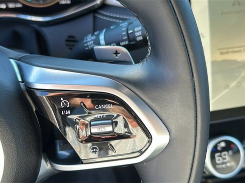 Certified 2025 Jaguar F-PACE R-Dynamic S image 13