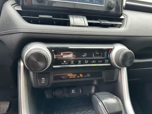 Used 2019 Toyota RAV4 LE FWD image 10