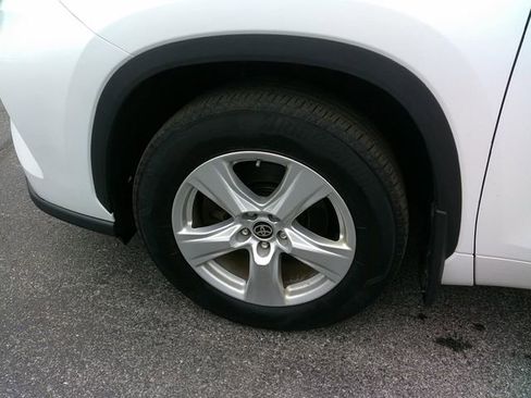 Used 2023 Toyota Highlander LE image 9