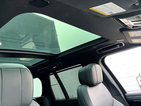 Used 2023 Land Rover Range Rover SE image 13