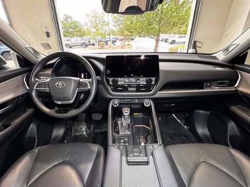 Used 2025 Toyota Grand Highlander AWD image 16