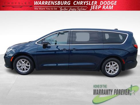 Used 2023 Chrysler Pacifica Touring-L FWD image 7