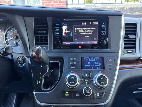 Used 2017 Toyota Sienna Limited Premium AWD/4WD image 23