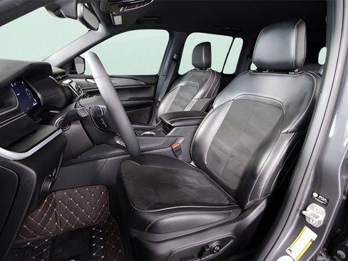 Used 2024 Jeep Grand Cherokee Altitude image 18