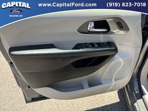 Used 2023 Chrysler Pacifica Touring-L FWD image 19