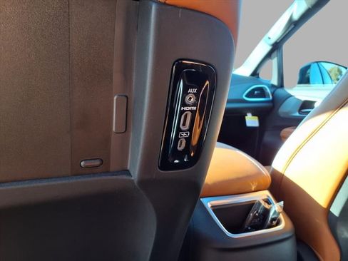 New 2026 Chrysler Pacifica Pinnacle image 25