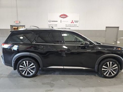 Used 2022 Nissan Pathfinder Platinum w/ Cargo Package AWD/4WD image 2