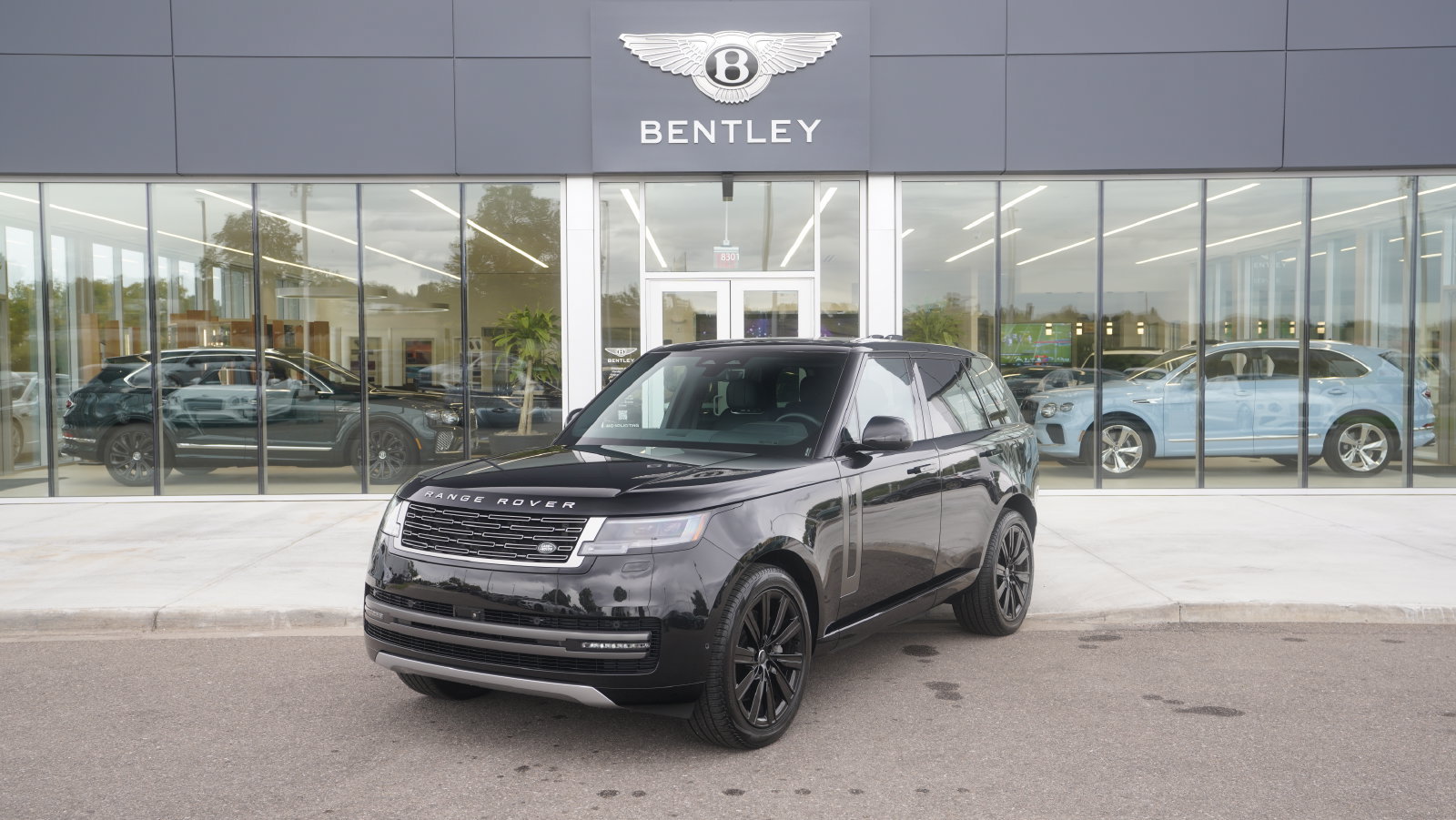 Used 2025 Land Rover Range Rover SE AWD/4WD image 1