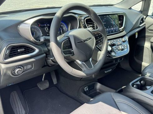 Used 2026 Chrysler Pacifica Select FWD image 2