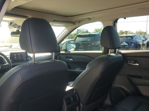 Used 2023 Nissan Rogue SV w/ SV Premium B Package image 13