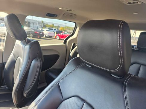 Used 2023 Chrysler Pacifica Touring-L image 24