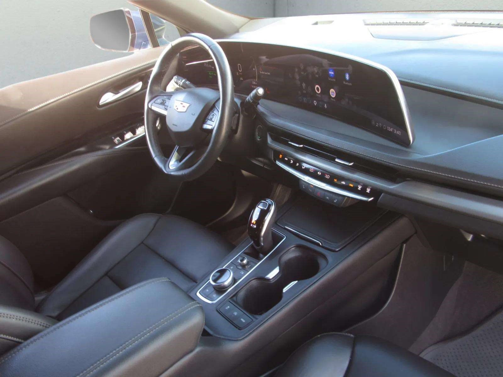 Used 2024 Cadillac XT4 Luxury w/ Cold Weather Package FWD image 7