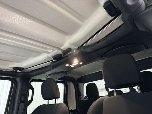Used 2022 Jeep Gladiator Willys image 19