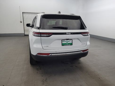 Used 2023 Jeep Grand Cherokee Laredo image 6