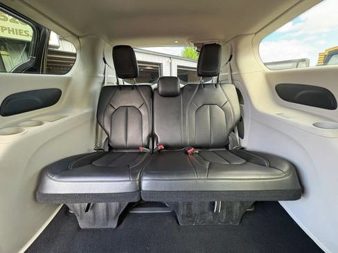 Used 2024 Chrysler Pacifica Touring-L FWD image 20
